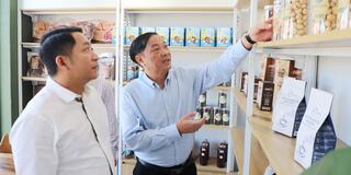 Lãnh đạo UBND tỉnh Lâm Đồng thăm mô hình thương mại điện tử tại xã Nhân Cơ