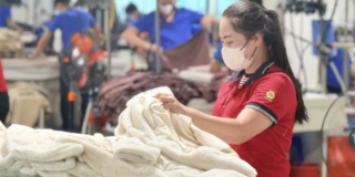 Dệt may Việt Nam tận dụng “cửa sổ thuế quan” và rủi ro thiếu đơn hàng cuối năm