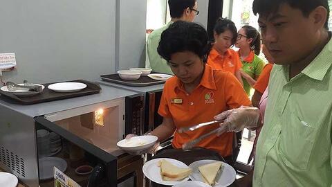 Đại gia chạy đua cạnh tranh thức ăn đường phố