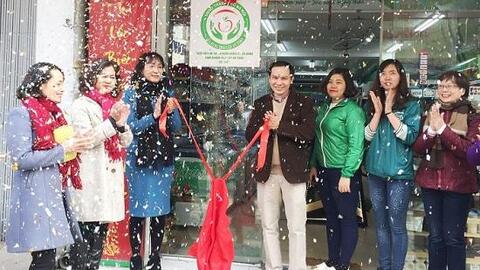 Quận Đống Đa: Gắn biển nhận diện cửa hàng kinh doanh trái cây an toàn đợt II