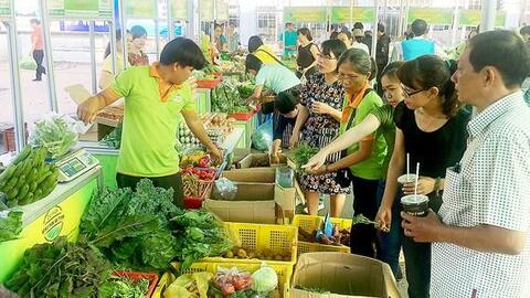 Chợ phiên nông sản an toàn: Giải quyết bài toán “bán cho ai - mua ở đâu”