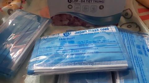 Người dân có thể mua khẩu trang đúng giá ở một số siêu thị và thương hiệu thời trang lớn