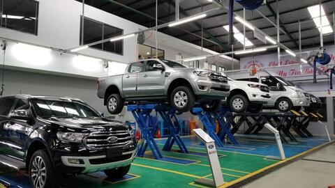 Thị trường ô tô tiếp tục lao dốc