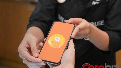 Cách ngành F&B bật dậy hậu Covid-19: Nhân viên Golden Gate lau kính bị mờ cho khách ăn lẩu, The Coffee House bán hàng qua Tiki