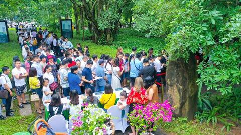 Khách xếp hàng mua nhà tại Ecopark