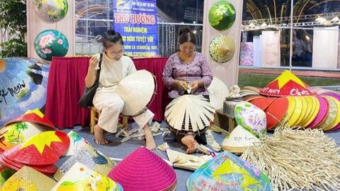 Nón Chuông và sản phẩm OCOP Hà Nội hút khách tại triển lãm du lịch Thanh Oai