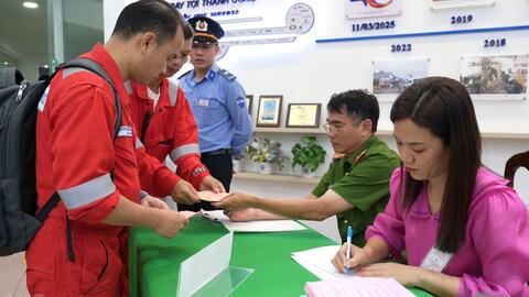 Người lao động dầu khí hân hoan bỏ phiếu sớm trước giờ ra giàn