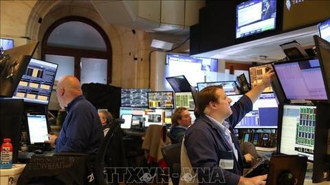 Thị trường chứng khoán khởi sắc, dòng tiền quay lại tài sản rủi ro