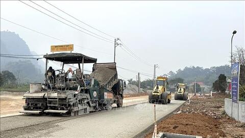 Biến động giá xăng dầu gây áp lực lên các dự án đầu tư xây dựng và bảo trì đường bộ