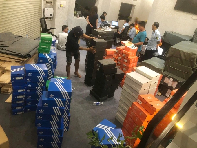 Khi lực lượng chức năng đánh thẳng vào “đại bản doanh” hàng giả online trên Shopee