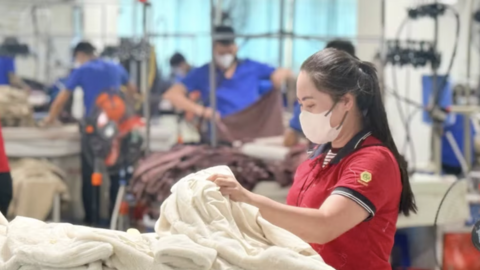 Dệt may Việt Nam tận dụng “cửa sổ thuế quan” và rủi ro thiếu đơn hàng cuối năm