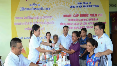 Khám bệnh, cấp thuốc miễn phí cho 300 lượt người lao động và nhân dân tại Lào