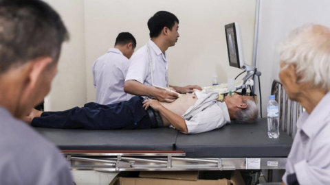 Thực hiện khám, chữa bệnh tại nhà cho người cao tuổi không có điều kiện đến cơ sở y tế