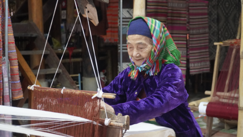 Làng dệt thổ cẩm hút khách nước ngoài ở khu du lịch Pù luông