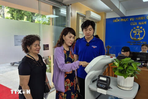 Hà Nội: Người dân thích thú được robot AI hỗ trợ làm thủ tục hành chính