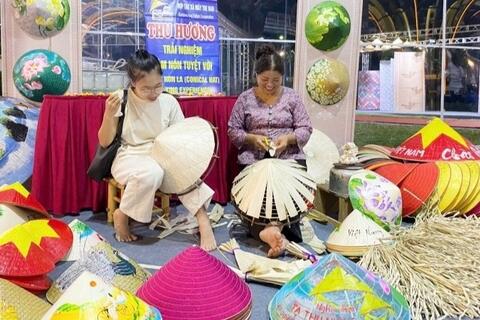 Nón Chuông và sản phẩm OCOP Hà Nội hút khách tại triển lãm du lịch Thanh Oai