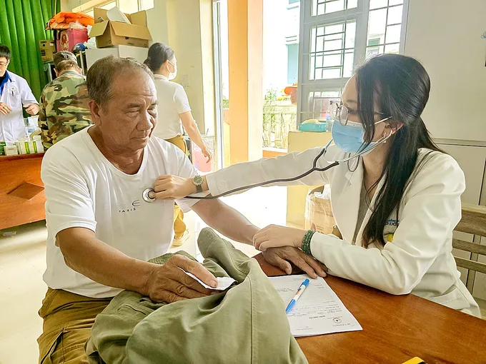 Giúp dân ngừa dịch bệnh sau mưa lũ