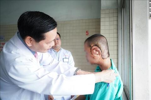 Phẫu thuật cắt khối u sợi thần kinh vùng mặt khổng lồ hiếm gặp