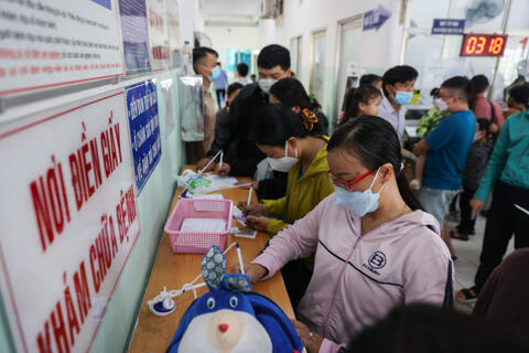 Người dân TP HCM ở 25 trung tâm y tế giải thể được chọn lại nơi khám