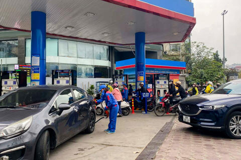 Giá xăng tăng hơn 2.000 đồng một lít