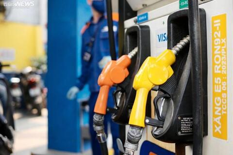 Dầu thô thế giới "lao dốc", xăng dầu trong nước hồi hộp chờ điều chỉnh