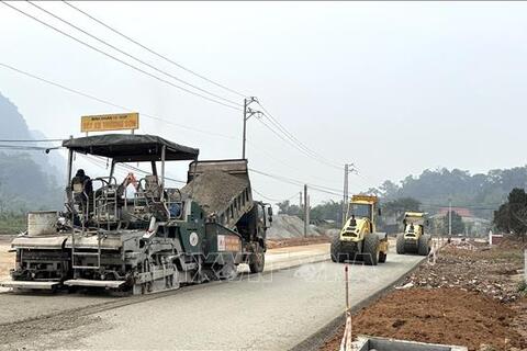 Biến động giá xăng dầu gây áp lực lên các dự án đầu tư xây dựng và bảo trì đường bộ