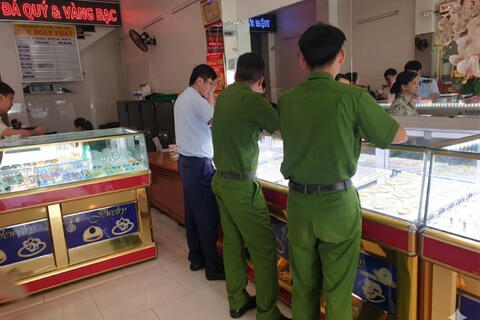 Nhiều cửa hàng kinh doanh vàng không rõ nguồn gốc bị xử phạt