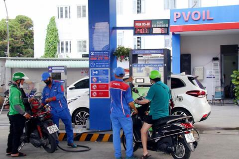 Người tiêu dùng đón nhận tích cực trong ngày đầu tiên PVOIL bán xăng E10 trên toàn hệ thống