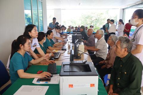 Chăm lo, phát huy vai trò của những “bóng cả”