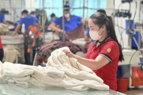 Dệt may Việt Nam tận dụng “cửa sổ thuế quan” và rủi ro thiếu đơn hàng cuối năm