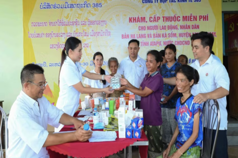 Khám bệnh, cấp thuốc miễn phí cho 300 lượt người lao động và nhân dân tại Lào
