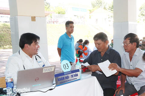 Người dân phấn khởi vì được khám sức khỏe định kỳ miễn phí