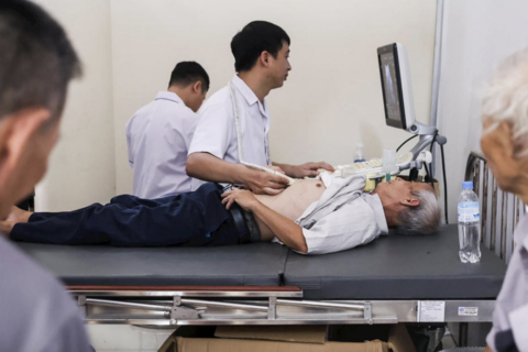 Thực hiện khám, chữa bệnh tại nhà cho người cao tuổi không có điều kiện đến cơ sở y tế
