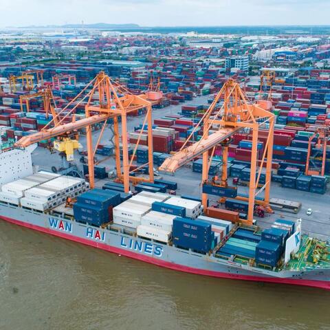 Nâng tầm vị thế Việt Nam trong chuỗi cung ứng toàn cầu: Không chỉ là điểm đến FDI