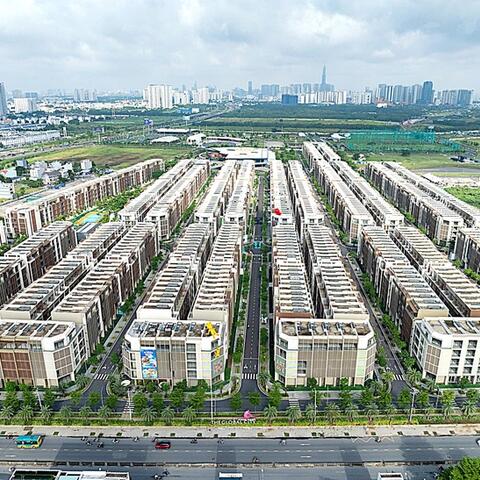 Thấy gì khi dòng tiền ồ ạt đổ vào bất động sản?