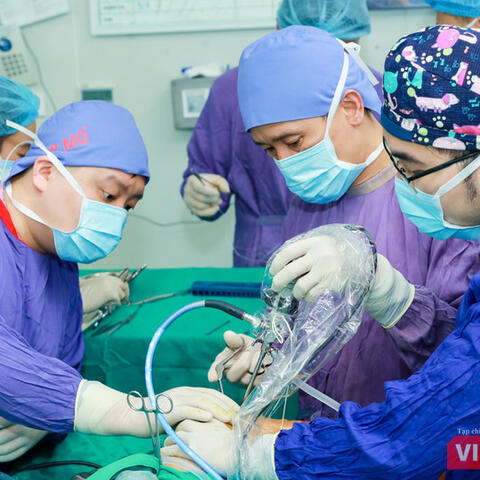 Đổi mới chính sách nhân lực để “giữ chân” bác sĩ giỏi ở bệnh viện công