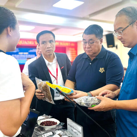 Gắn sao OCOP, tấm vé thông hành cho nông sản Lào Cai