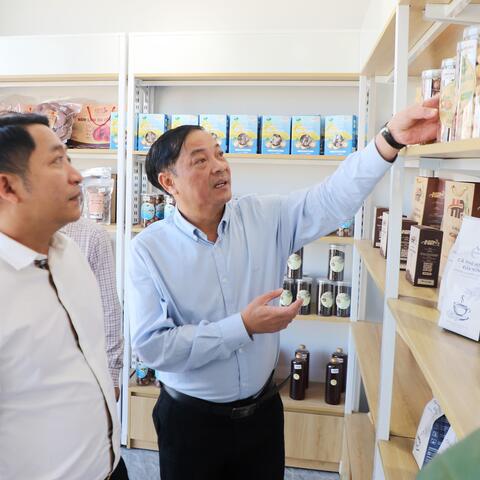 Lãnh đạo UBND tỉnh Lâm Đồng thăm mô hình thương mại điện tử tại xã Nhân Cơ