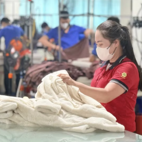 Dệt may Việt Nam tận dụng “cửa sổ thuế quan” và rủi ro thiếu đơn hàng cuối năm