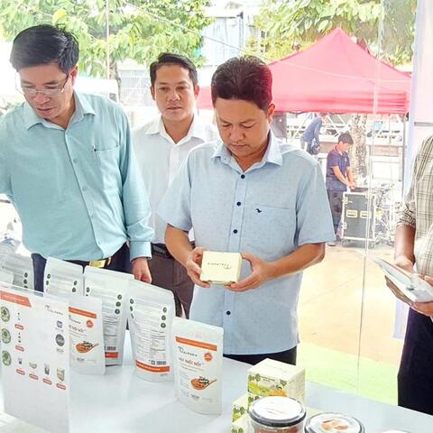 Tri Tôn giới thiệu hơn 50 sản phẩm OCOP và đặc sản vùng Bảy Núi