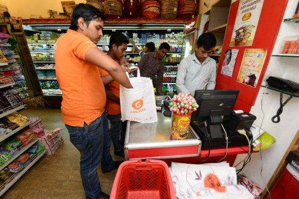 22e73_nhan_vien_grofers_lay_hang_di_giao_cho_khach___getty_images.jpg