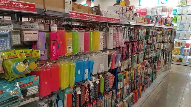 Hàng Trung Quốc khoác áo Mumuso, Miniso... bày bán công khai giữa Hà Nội - Ảnh 1.