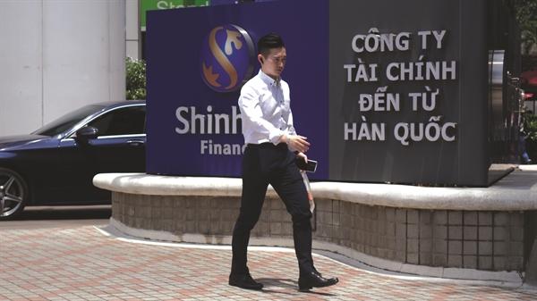 Tại thời điểm này, ngân hàng đang trong trạng thái “thừa tiền” nên vay tiêu dùng đang có cơ hội bùng nổ với lãi suất thấp và điều kiện cho vay dễ dàng hơn. Ảnh: Quý Hòa