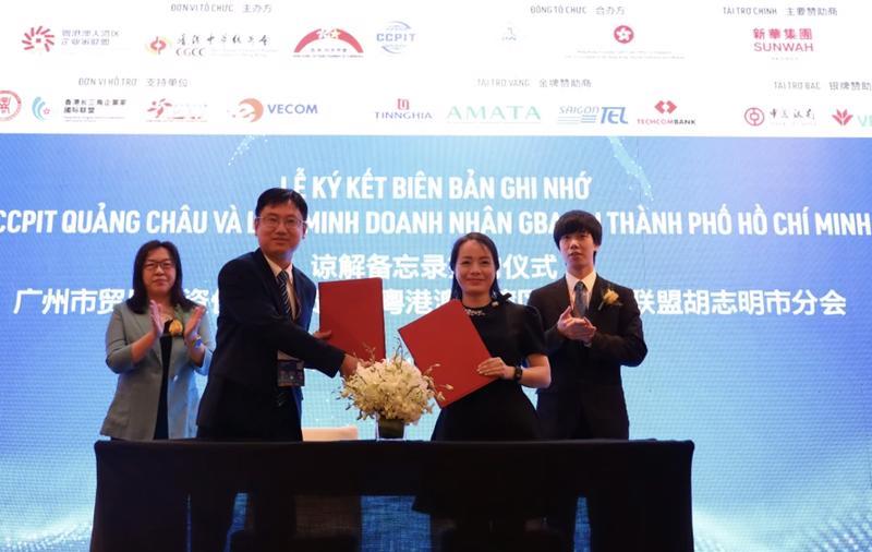 Ký kết hợp tác giữa Hội đồng Xúc tiến Thương mại Quốc tế Trung Quốc tại Quảng Châu và Liên minh Doanh nhân Vùng vịnh Quảng Đông - Hồng Kông - Ma Cao tại Việt Nam.