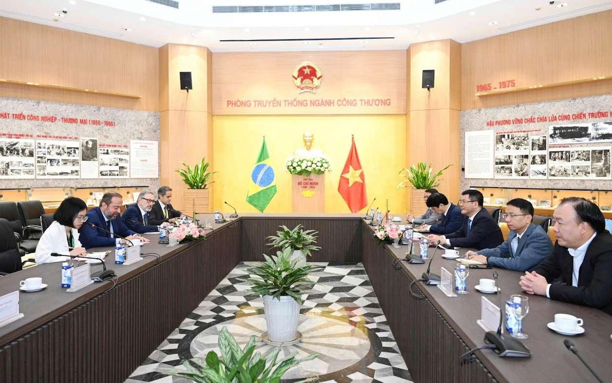 Buổi làm việc giữa Bộ trưởng Bộ Công Thương Nguyễn Hồng Diên với ông Alexandre Silveira - Bộ trưởng Bộ Mỏ và Năng lượng; ông Marcio Elias Rosa - Thứ trưởng Bộ Phát triển, Công nghiệp, Thương mại và Dịch vụ Brazil. Ảnh: Bộ Công Thương