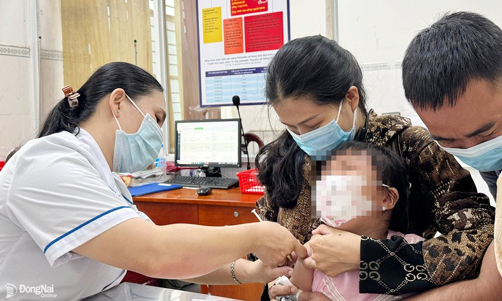 Tiêm vaccine phòng bệnh não mô cầu cho trẻ tại Trung tâm Kiểm soát bệnh tật tỉnh. Ảnh: Hạnh Dung