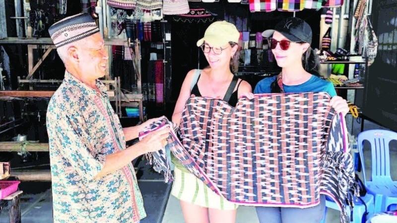 Sản phẩm thổ cẩm Làng Chăm được du khách quốc tế quan tâm.