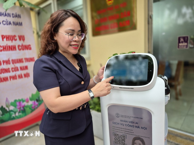 ttxvn-ha-noi-dua-robot-vao-phuc-vu-hanh-chinh-cong-cach-lam-sang-tao-tu-co-so2.jpg