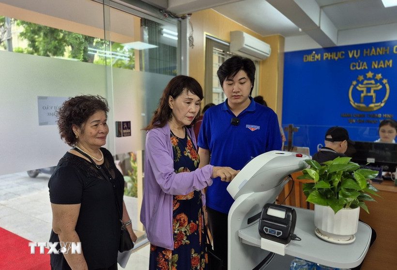 Người dân trải nghiệm Robot AI áp dụng công nghệ trí tuệ nhân tạo hỗ trợ thực hiện các thủ tục hành chính. (Ảnh: Nguyễn Thắng/TTXVN)