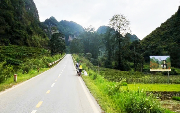 Biển quảng bá nhãn hiệu chứng nhận miến dong Án Lại được lắp đặt tại địa điểm có nhiều du khách chụp ảnh tại xã Nguyễn Huệ.